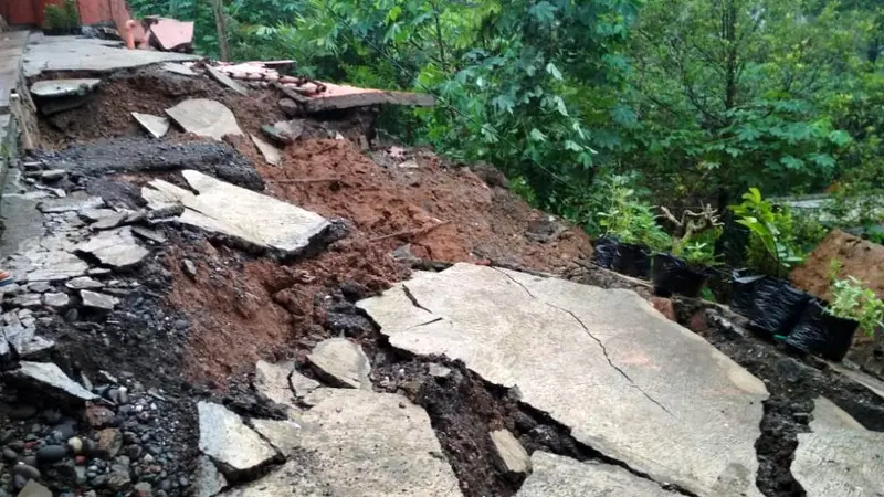 Longsor Talut SD Negeri di Gumelem Wetan Kecamatan Susukan Banjarnegara, Jawa Tengah berdampak ke dua rumah warga. (Foto: Liputan6.com/RAPI BNA/Muhamad Ridlo)