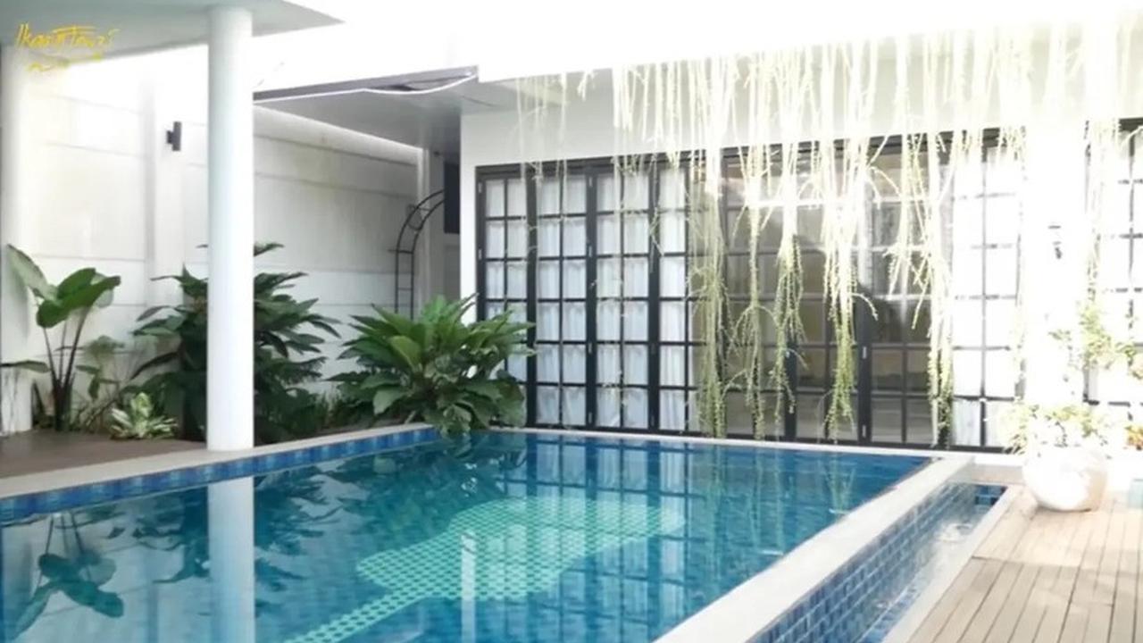 Kolam Renang Besar dan Bersih