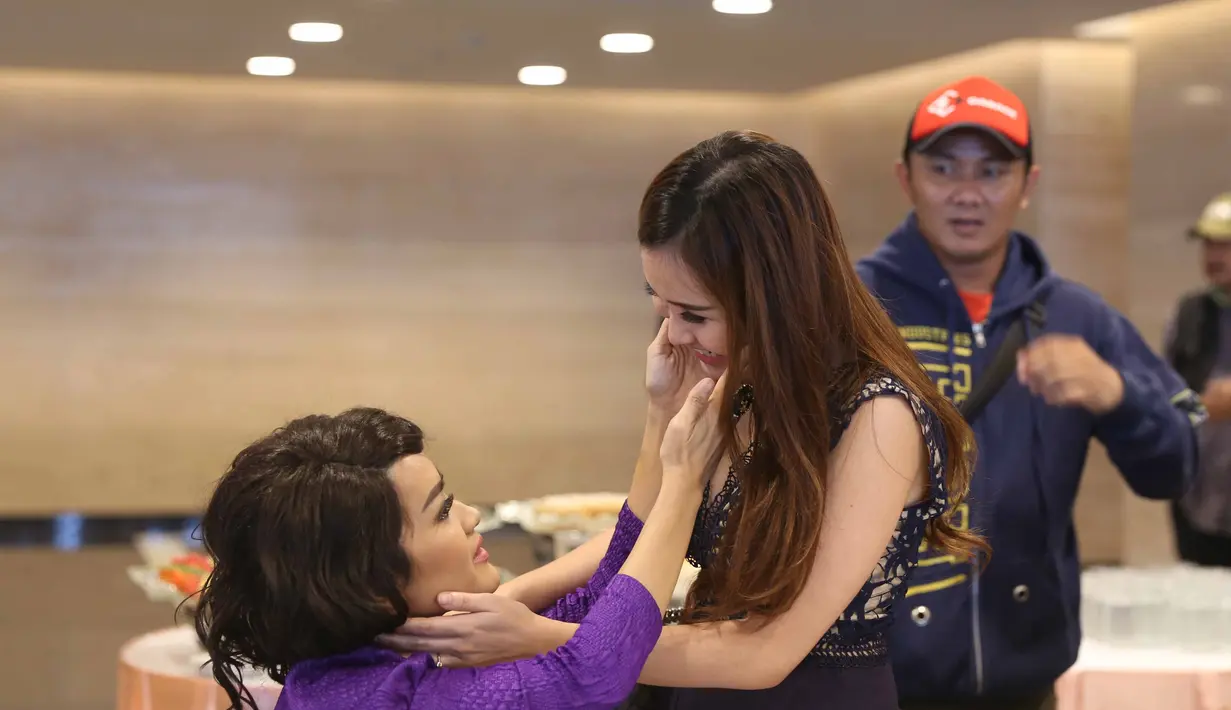 Julia Perez masih terus berjuang melawan kanker serviks yang dideritanya. Sempat merasakan sakit pada bagian kaki, penyanyi dangdut yang akrab disapa Jupe ini menyiasati dengan tidak memakai high heels. (Nurwahyunan/Bintang.com)