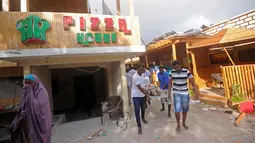 Menurut saksi mata, sebuah mobil yang dikendarai oleh seorang pembom bunuh diri menabrak Hotel Posh, Somalia, Kamis (15/6). Selanjutnya beberapa pria bersenjata bergegas memasuki restoran Pizza House dan menyandera puluhan orang di dalamnya. (AFP Photo)