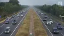 Kendaraan yang didominasi pemudik melintasi Jalan Tol Cipali di kawasan Majalengka, Jawa Barat, Sabtu (8/7). Diberlakukannya sistem satu arah atau one way menyebabkan jalur Trans Jawa dari arah Palimanan menuju Cikampek ramai lancar pada H+3 Lebaran. (Liputan6.com/Immanuel Antonius)