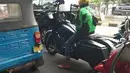 Ojol ini tampak sangat gagah dengan Harley-Davidson berwarna hitam doff. (Source: Ist)