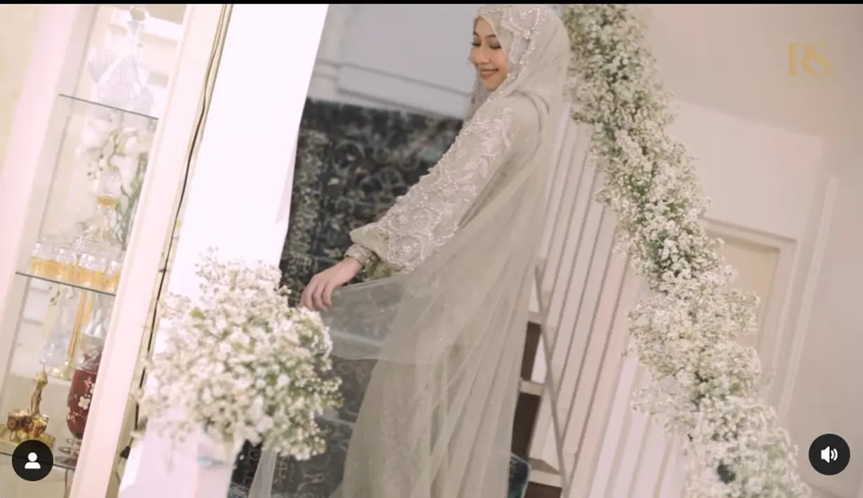 Selain terlihat anggun, busana ini juga membuat Adiba begitu elegan di hari istimewanya. [Foto: Instagram/hijazpictura]