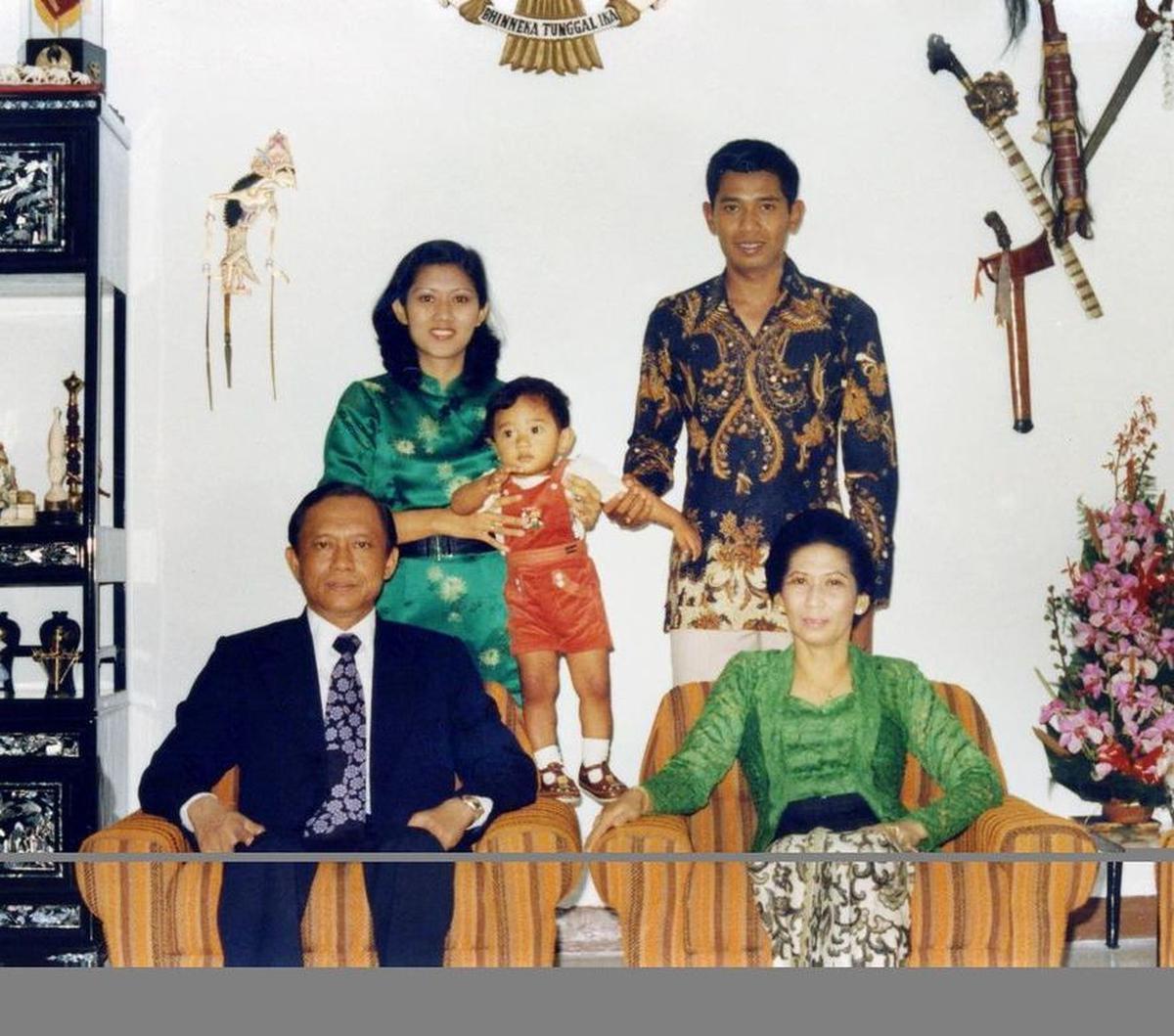 "Salah satu hal yang saya syukuri adalah anugerah menjadi cucu dan darah daging dari Pak Ageng yaitu Jenderal Sarwo Edhie Wibowo, kakek saya, ayah dari almarhumah Ibu @aniyudhoyono," ungkap AHY bersyukur. <br>