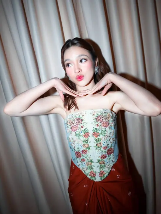 <p>Intip pesona cantik Elsa Japasal saat manggung dengan gaya culture khas Gen Z (@elsaajapasal)</p>