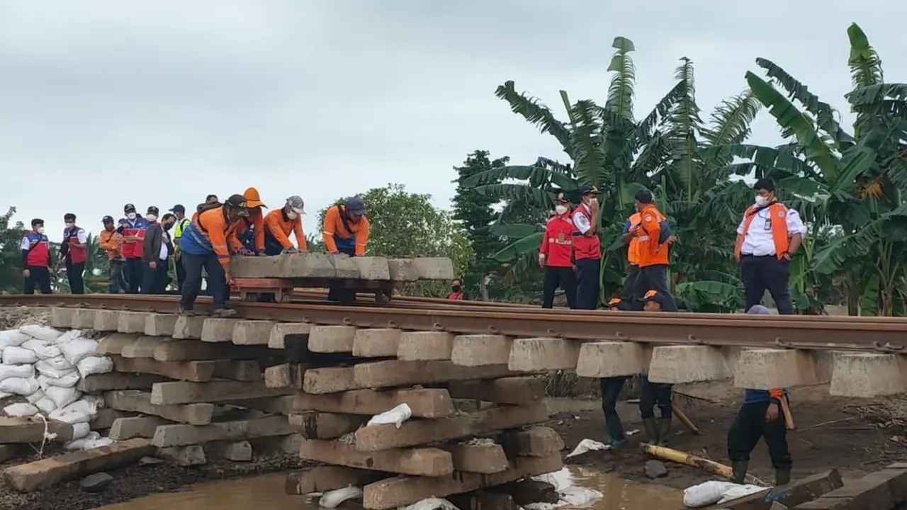 Jalur kereta api antara Stasiun Lemahabang - Stasiun Kedunggedeh pada Km 55 +100 sampai dengan KM 54+500 mulai dilakukan perbaikan karena air mulai surut. (Dok Kemenhub)