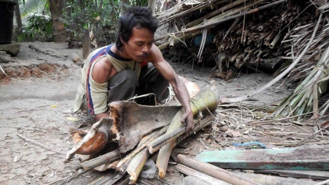 Meratapi hidup nenek renta rawat anak gangguan jiwa di gubuk reot