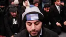 Seorang pengunjuk rasa dari komunitas Yaman terlihat Khusyu saat melakukan salat berjamaah saat aksi memprotes perintah eksekutif Donald Trump di New York, AS (2/2). (Spencer Platt / Getty Images / AFP)