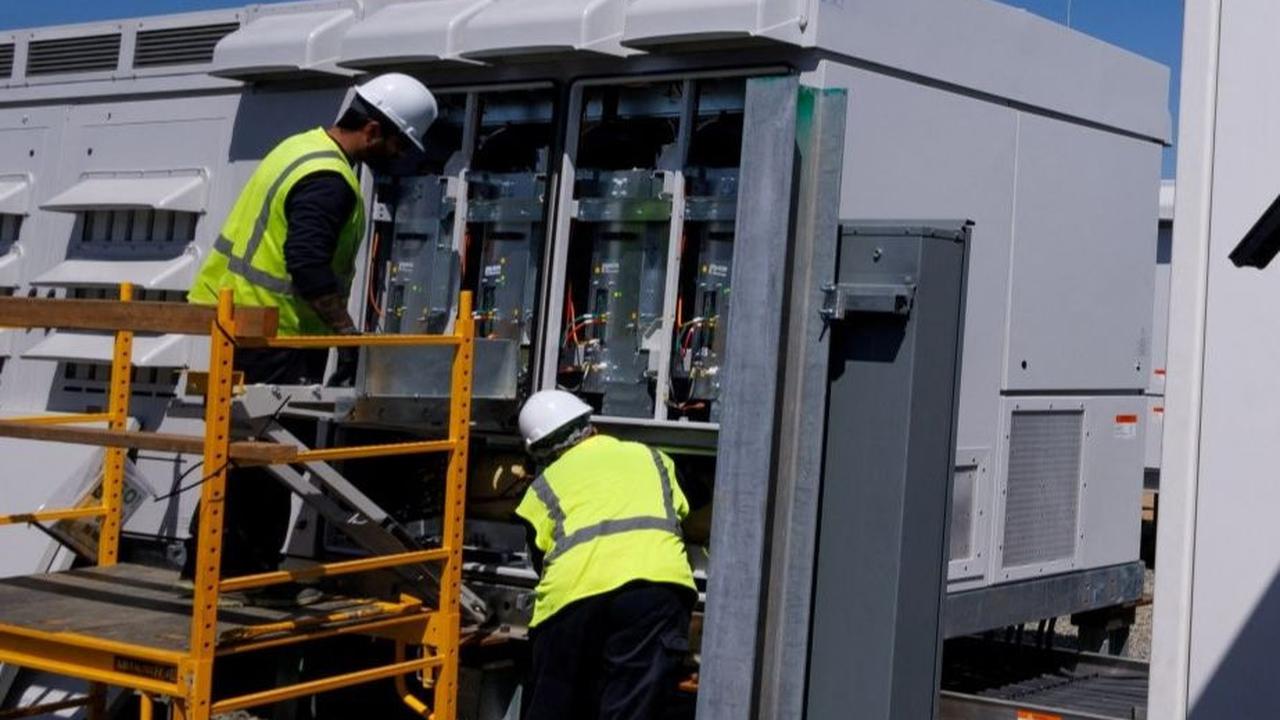 Power bank raksasa ini akan mampu menyalurkan daya listrik ke 680.000 rumah. Foto: REUTERS / Mike Blake<br>