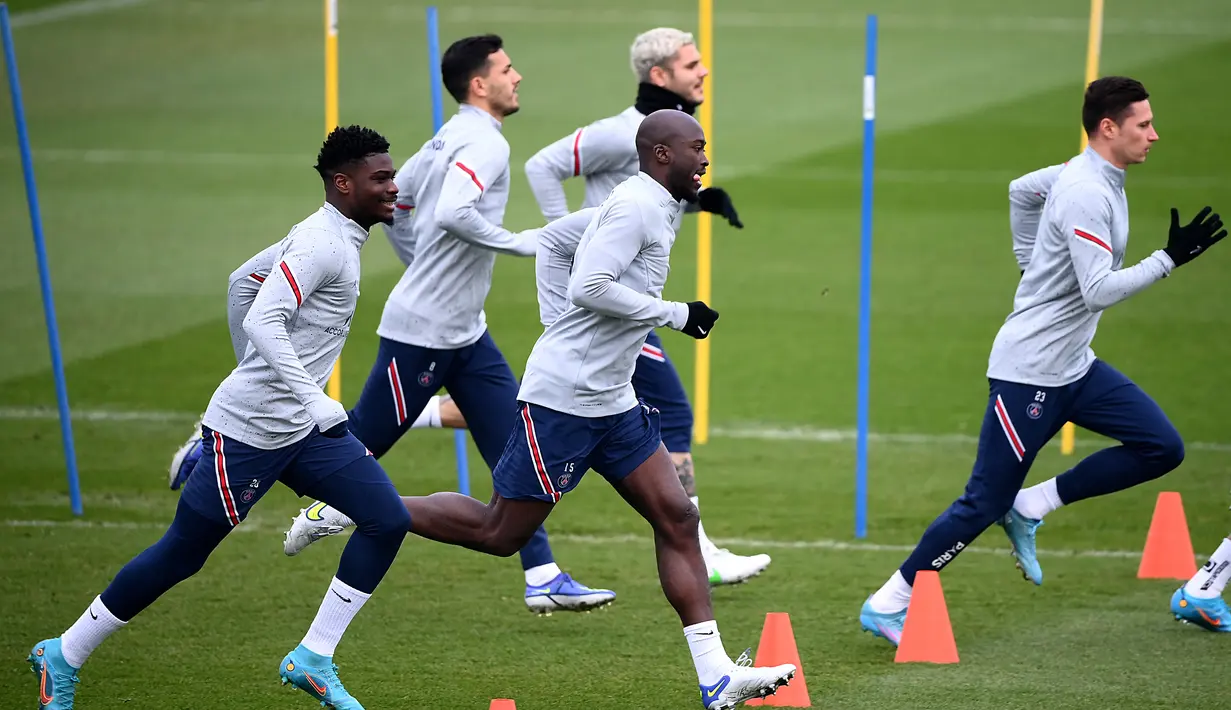 Gelandang PSG Marco Verratti mengontrol bola selama sesi latihan tempat latihan klub sepak bola Camp des Loges Paris Saint-Germain, di Saint-Germain-en-Laye, barat Paris pada 10 Februari 2022. PSG akan menjamu Rennes pada lanjutan Ligue 1, Sabtu 12 Februari 2022 dini hari WIB. (FRANCK FIFE / AFP)