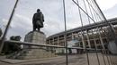 Patung Vladimir Lenin, berdiri kokoh di depan stadion Luzhniki, Moskow, Rusia, Kamis, (9/7/2015). Stadion ini mulai dibuka tahun 1956 memiliki kapasitas 78.360 kursi, kemungkinan akan bertambah. (REUTERS/Maxim Shemetov)