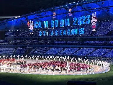 SEA Games 2023 yang menjadi edisi ke-32 resmi dibuka dalam sebuah rangkaian upacara pembukaan yang digelar di Morodok Techo Stadium, Phnom Penh, Kamboja, Jumat (5/5/2023). Pertama kali menjadi tuan rumah, Kamboja tercatat menjadi negara ke-10 dari 11 anggota ASEAN yang pernah menjadi tuan rumah ajang dua tahunan tersebut. Kamboja pun sukses menggelar upacara pembukaan SEA Games 2023 dengan menampilkan sejarah kemunculan Kamboja hingga menjadi seperti saat ini melalui visualisasi yang indah sebagai benang merah. Berikut rangkuman indah sejarah Kamboja yang tertangkap Bola.com dalam upacara pembukaan pesta olahraga negara-negara di kawasan Asia Tenggara tersebut. (Bola.com/Abdul Aziz)