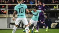 Gelandang Inter Milan, Marcelo Brozovic (tengah) berusaha melewati penyerang Fiorentina, Dusan Vlahovic  pada pertandingan lanjutan Liga Serie A Italia di stadion Artemio-Franchi di Florence (15/12/2019). Inter Milan bermain imbang 1-1 atas Fiorentina. (AFP Photo/Filippo Monteforte)