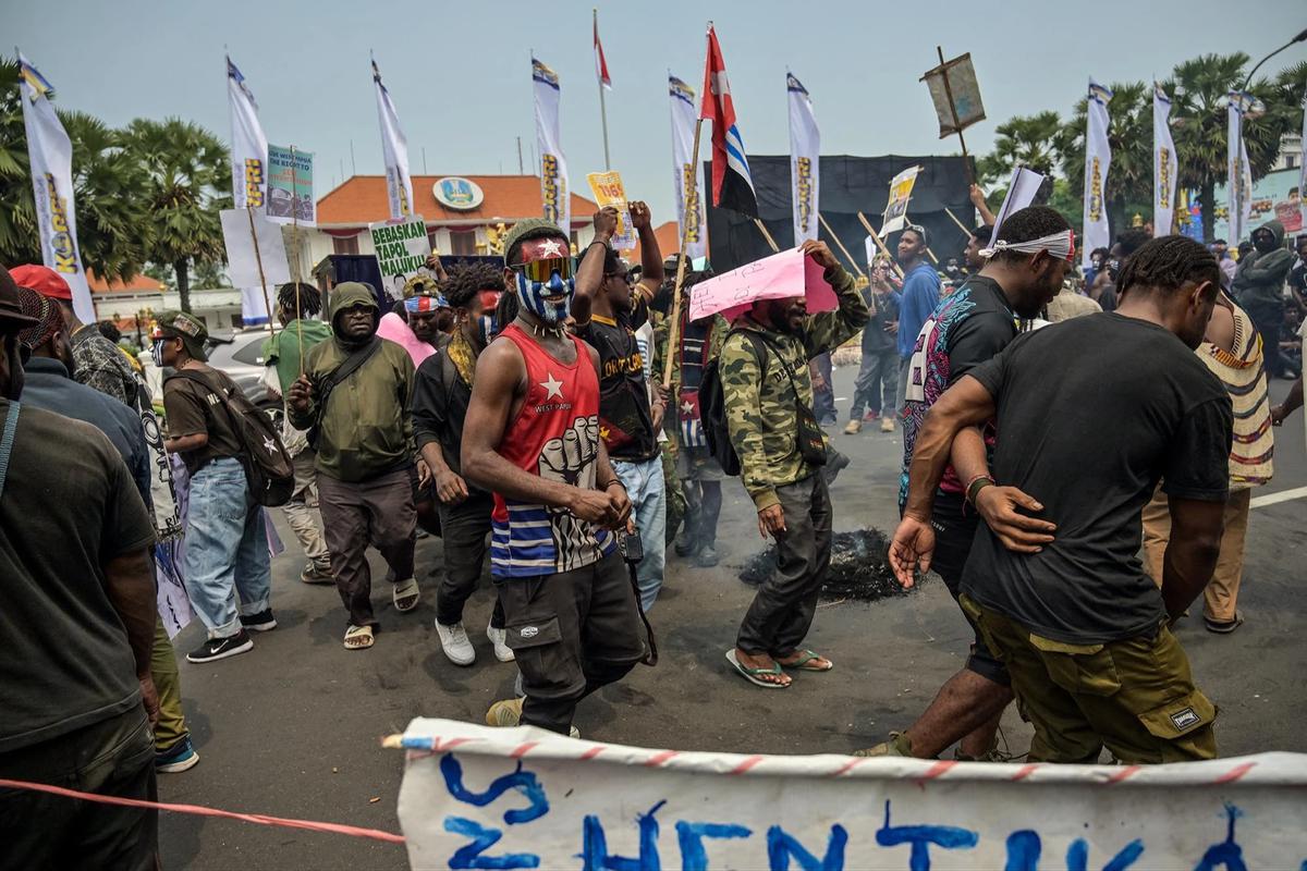 FOTO: Ratusan Mahasiswa Papua Gelar Aksi 1 Desember di Surabaya