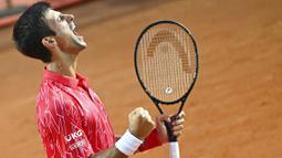 Petenis Serbia, Novak Djokovic, melakukan selebrasi usai menjuarai Italia Terbuka di Roma, Senin (21/9/2020). Djokovic mengalahkan petenis Argentina, Diego Schwartzman, dengan skor 7-5 dan 6-3. (Alfredo Falcone/LaPresse via AP)