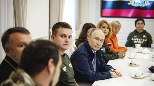 Dalam foto yang dirilis oleh Layanan Pers Kepresidenan Rusia pada hari Rabu (21/5/2025), Presiden Rusia Vladimir Putin tengah berbicara dengan para relawan di wilayah Kursk.