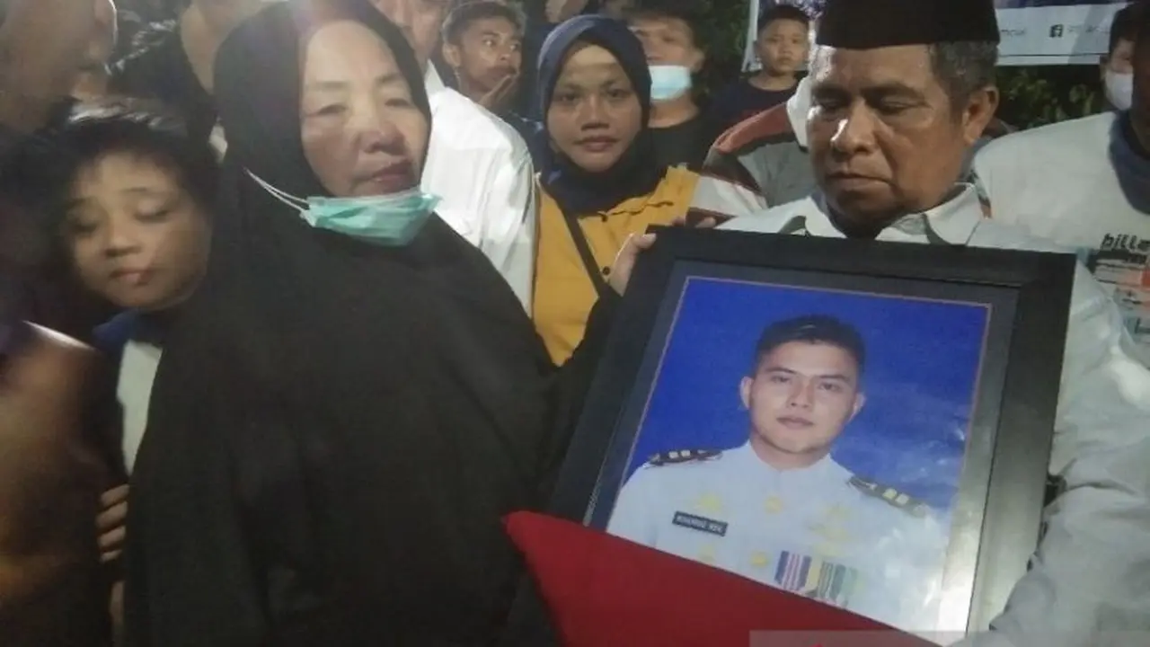 Kedua orang almarhum Letnan Satu (Lettu) Anumerta Marinir Muhammad Iqbal, ibu Hartini dan Bapak Maris turut menyaksikan pemakaman anak keempat mereka yang lahir pada 26 November 1994, Senin (28/3/2022) (ANTARA/Harianto)