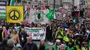 Pengunjuk rasa menuntut gencatan senjata dan diakhirinya pengepungan Gaza. (AP Photo/Kin Cheung)
