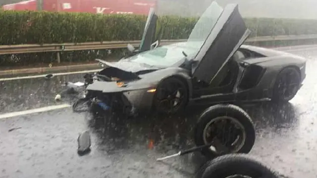 Ngebut Saat Hujan, Aventador Tabrak Dua Mobil Hingga Hancur