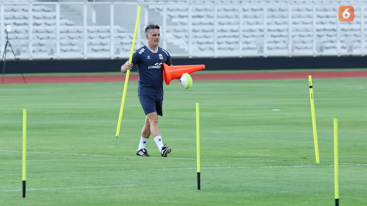 Foto: Sibuknya John Herdman Menyiapkan Perlengkapan Latihan Timnas Indonesia