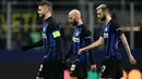 Pemain Inter Milan, Mauro Icardi, Borja Valero dan Marcelo Brozovic meninggalkan lapangan usai laga pamungkas penyisihan Grup B Liga Champions melawan PSV Eindhoven di Stadion San Siro, Rabu (12/12). Inter Milan bermain imbang 1-1. (Marco BERTORELLO/AFP)