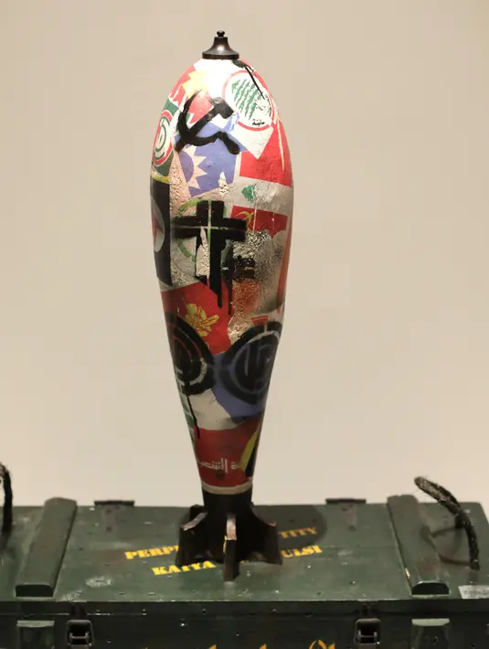 Salah satu replika bom karya seniman Lebanon, Katya Traboulsi saat dipamerkan di Salih Barakat Gallery, Beirut, Selasa (10/4). Sebanyak 46 replika bom dipamerkan dalam pameran ini. (ANWAR AMRO/AFP)