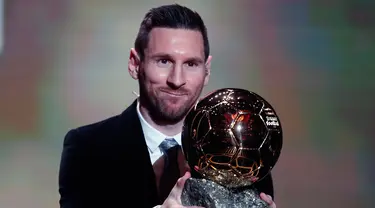 Pemain Barcelona Lionel Messi memegang trofi Ballon d'Or 2019 di Chatelet Theatre, Paris, Prancis, Senin (2/12/2019). Messi mengukir sejarah dengan memenangkan Ballon d'Or untuk keenam kalinya. (AP Photo/Francois Mori)