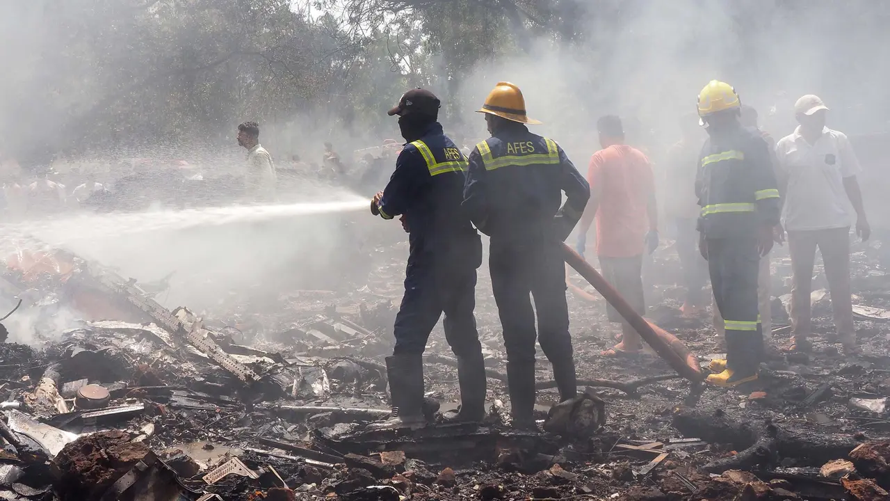 Potret Kondisi Lokasi Jatuhnya Pesawat Air India