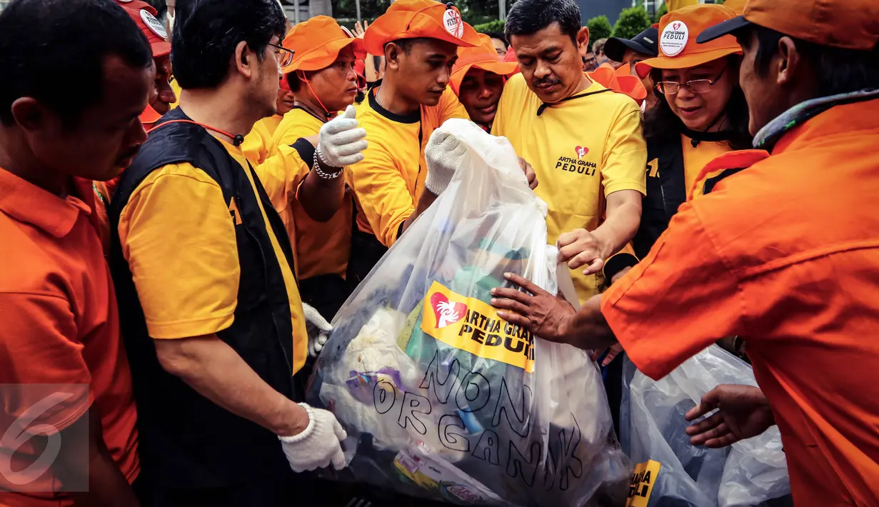 Karyawan dan relawan Artha Graha Peduli mengangkut kantong sampah untuk ditimbang di kawasan Bundaran HI, Jakarta, (21/02). Artha Graha Peduli mengajak semua pihak untuk perang melawan sampah, khususnya sampah non organik. (Liputan6.com/Fery Pradolo)
