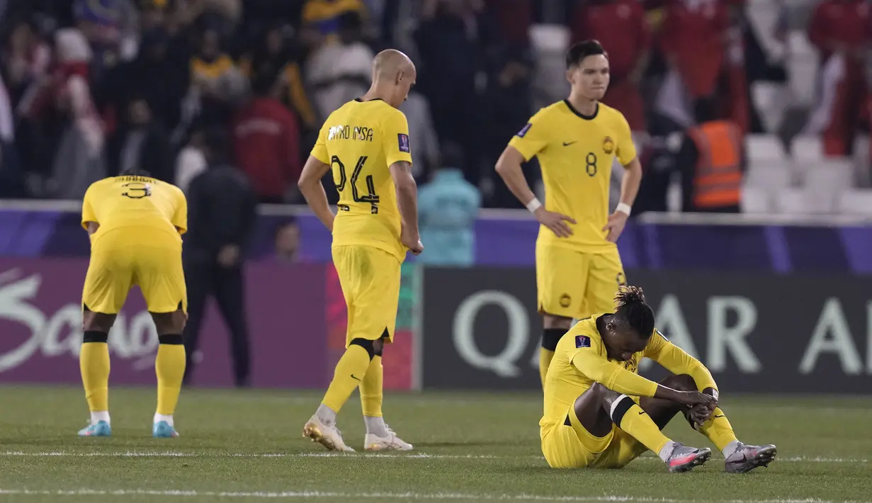 Para pemain Timnas Malaysia tertunduk lesu setelah kalah 0-1 dari Bahrain setelah berakhirnya laga kedua Grup E Piala Asia 2023 di Jassim bin Hamad Stadium, Al Rayyan, Qatar, Sabtu (20/1/2024) sore waktu setempat. (AP Photo/Thanassis Stavrakis)
