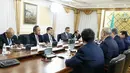 Wakil Presiden Jusuf Kalla melakukan pertemuan dengan Ketua Senat Kazakhstan Kassym-Jomart Tokayev pada kunjungan kehormatan di Astana, Kazakhstan, Senin (11/9). Keduanya saling bertukar ide tentang sistem pemerintahan. (Tim Media Wapres/Syamsu Millah)