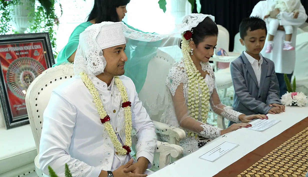 Suasana khidmat dan sakral akad nikah Hengky Kurniawan dan Sonya Fatmala (Galih W. Satria/bintang.com)
