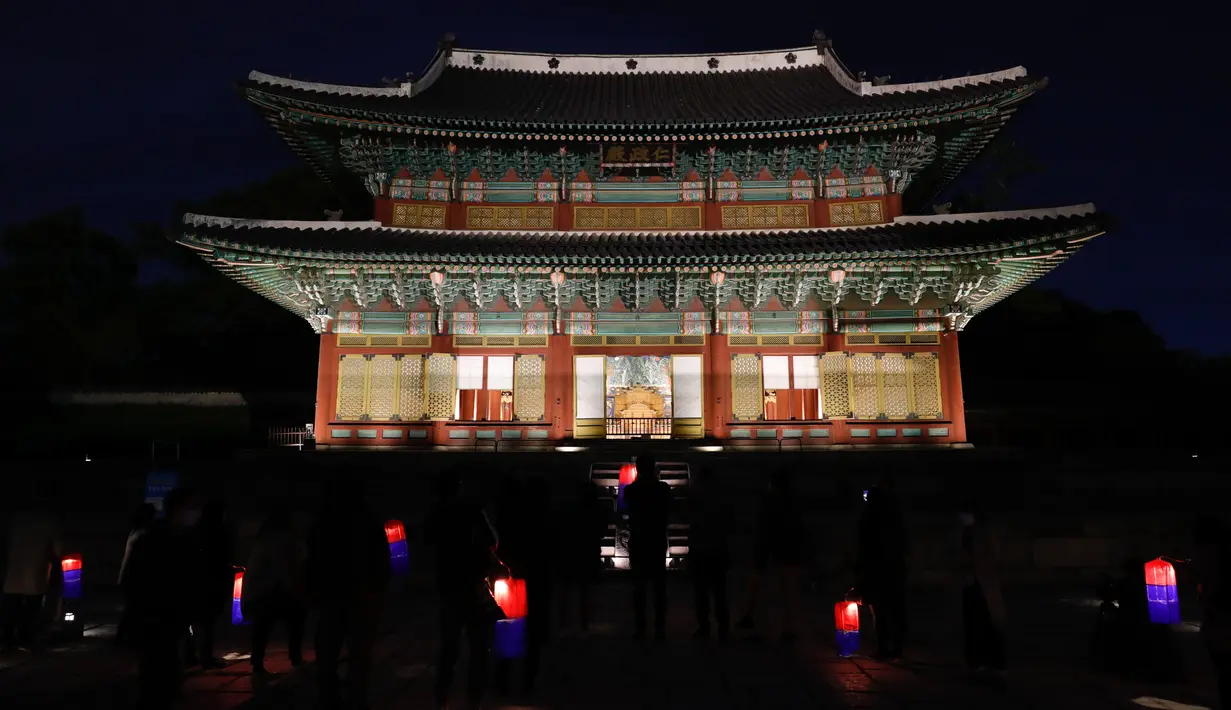 Orang-orang menikmati tur sinar rembulan sembari membawa lentera di dalam Istana Changdeokgung di Seoul, Korea Selatan, pada 29 Oktober 2020. Istana Changdeokgung terdaftar sebagai situs warisan dunia UNESCO pada tahun 1997. (Xinhua/Wang Jingqiang)