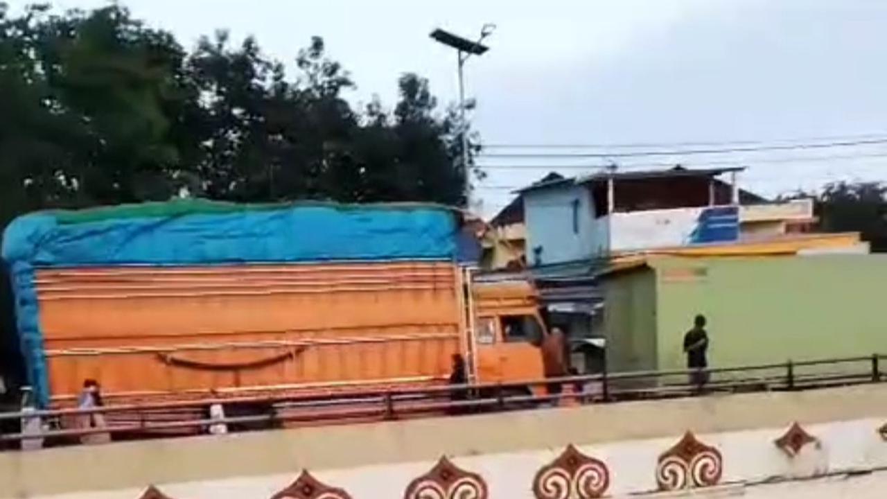 Macet Jalur Trans Makassar-Maros