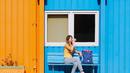 Yener Torun saat mengabadikan sebuah bangunan yang unik dengan warna cat yang mencolok di konak, Turki. (Dailymail.co.uk)
