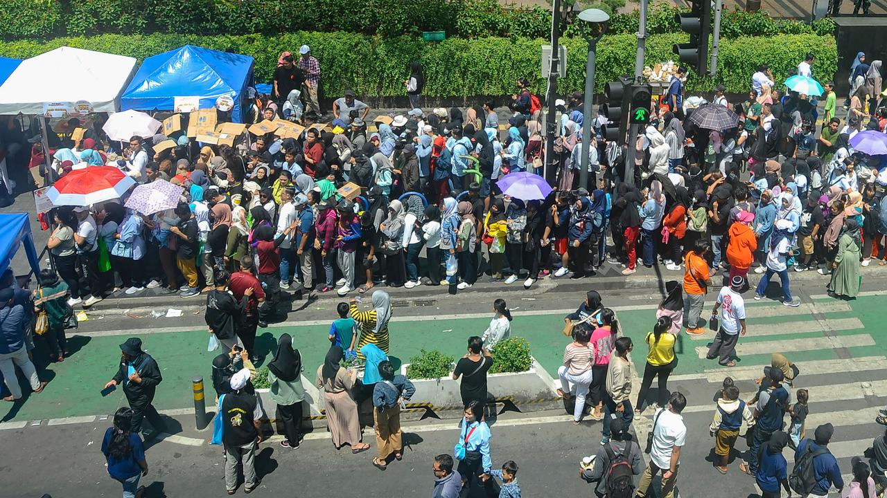 Warga serbu stand UMKM yang ramaikan pesta rakyat Prabowo-Gibran