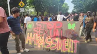 Mahasiswa Universitas Pancasila menggelar aksi demo terkait kasus dugaan pelecehan seksual yang dilakukan rektor inisial ETH. (Liputan6.com/Dicky Agung Prihanto)