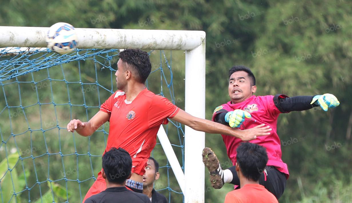 Pemain Persija Jakarta, William Pacheco (kiri), menyundul bola saat dihadang kiper Villa 2000 di Lapangan POR Pelita Jaya, Sawangan, Sabtu (23/4/2016). (Bola.com/Nicklas Hanoatubun)