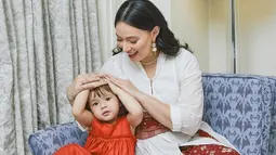 Artis 32 tahun ini tampak elegan berbalut kebaya putih dan bawahan kain merah dengan motif bunga berwarna putih. Parasnya semakin memesona dengan gaya rambut yang digerai. Tak lupa, Asmirandah juga menyempurnakan penampilannya dengan anting dan kalung mutiara. (Liputan6.com/IG/@asmirandah89)