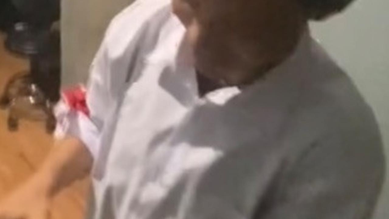Momen Kakak Beri Kejutan Hadiah HP Mahal ke Sang Adik, Ekspresi Bahagia Adiknya Curi Perhatian