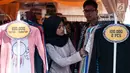 Pengunjung melihat baju yang dijajakan di Jakcloth 2017" di Senayan, Jakarta, Jumat (16/6). Bazar yang diikuti ratusan merek dagang pakaian tersebut berlangsung 14-21 Juni 2017. (Liputan6.com/Gempur M Surya)