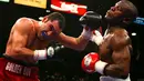 Pertarungan Oscar De La Hoya dengan Floyd Mayweather Jr. memperebutkan gelar juara dunia Kelas Menengah Ringan WBC. 5 Mei 2007.(AFP)