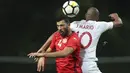 Duel pemain Tunisia, Yassine Meriah (kiei) dan pemain Portugal, Joao Mario pada laga uji coba di Estadio Municipal de Braga, (28/5/2018) waktu setempat. Portugal dan Tunisia bermain imbang 2-2. (AP/Luis Vieira)