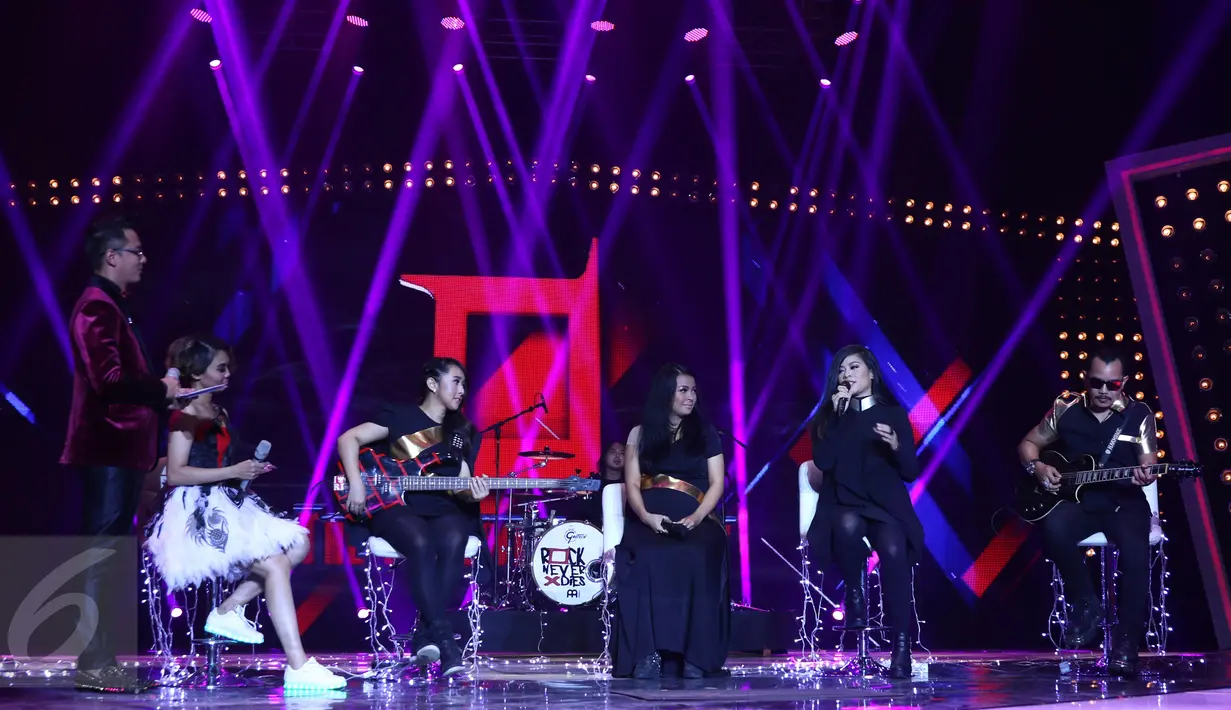 Kikan (kedua kanan) memberikan komentar saat manggung dengan Kotak di 'The Farewell Medley' Infotainment Awards 2016, Jakarta, Jumat (22/1/2016). Menunggu masa cuti Tantri, Kotak akan membuat projek bertajuk Kikan X Kotak. (Liputan6.com/Gempur M Surya)