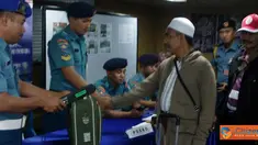 Citizen6, Ambon: Tim Posko KRI Tanjung Nusanive-973 melaksanakan prosedur penerimaan Khafilah dan kontingen MTQN XXIV Ambon di penjagaan kapal. (Pengirim: Dispenkolinlamil)