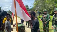 Komandan Batalyon OPM Yeremias Foumair, akhirnya menyatakan kembali kesetiaannya kepada Negara Kesatuan Republik Indonesia (NKRI). (Dok. TNI).