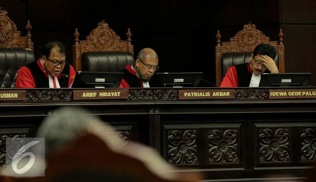 Ketua MK, Arief Hidayat memimpin sidang putusan di Gedung Mahkamah Konstitusi, Jakarta, Rabu (11/11).  Sidang Pengujian UU No. 51 Tahun 2009 tentang perubahan kedua atas UU NO. 5 Tahun 1986 tentang Peradilan Tata Usaha Negara. (Liputan6.com/Faizal Fanani)