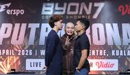 Presiden Byon, Yoshua Marcellos Muliardo bersama petarung Putra Abdullah dan Ronal Siahaan saat Face off sekaligus jumpa pers Byon Combat Showbiz Vol.7 di SCTV Tower, Jakarta, Kamis (12/3/2026). (Bola.com/M Iqbal Ichsan)