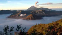 Gunung berapi aktif Gunung Bromo menarik ribuan peziarah setiap tahunnya. Bromo diketahui mengalami 50 letusan sejak tahun 1804, dan pada tahun 1984 menghasilkan gumpalan abu-abu gelap yang menjulang satu kilometer di atas tepi kawah. (Dok: AFP/ UGLU)
