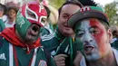 Suporter Meksiko menggunakan topeng saat merayakan kemenangan timnya atas Jerman pada laga grup F Piala Dunia 2018 di Luzhniki Stadium, Moskow, (17/6/2018). Meksiko menang 1-0. (AP/Alexander Zemlianichenko)